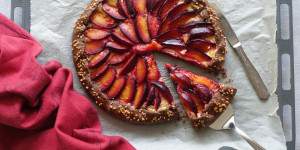 Beitragsbild des Blogbeitrags Dunkle Galette mit saftigen Pflaumen
