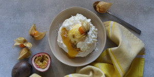 Beitragsbild des Blogbeitrags Mini – Kokos – Pavlova(s) mit Mango – Maracuja – Coulis 