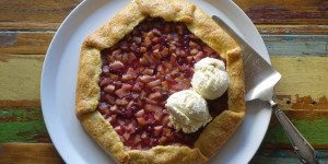 Beitragsbild des Blogbeitrags Rhabarber – Preiselbeer – Galette 