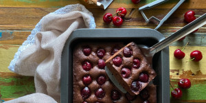Beitragsbild des Blogbeitrags Backen wie früher: Schoko – Kirsch – Kuchen vom Blech