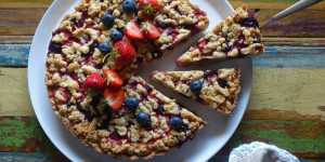 Beitragsbild des Blogbeitrags Crumble Cake mit Beeren & Crema pasticcera