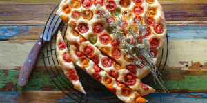Beitragsbild des Blogbeitrags Focaccia mit bunten Tomaten