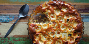 Beitragsbild des Blogbeitrags Clafoutis mit Zucchini, Tomaten & Mozzarella