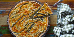 Beitragsbild des Blogbeitrags Fisolen – Quiche mit Parmesan