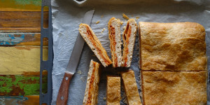 Beitragsbild des Blogbeitrags „Pizza parigina“ mit Karfiol – Bolognese