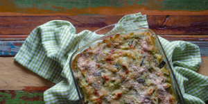 Beitragsbild des Blogbeitrags „Pasta al forno“ in GRÜN mit Pesto & Zucchini