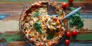 Beitragsbild des Blogbeitrags Clafoutis mit Spinat, Tomaten & Mozzarella 