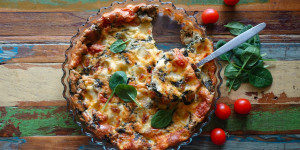 Beitragsbild des Blogbeitrags Clafoutis mit Spinat, Tomaten & Mozzarella