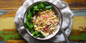 Beitragsbild des Blogbeitrags Kunterbunter Spaghetti – Salat