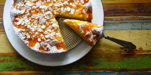 Beitragsbild des Blogbeitrags Marzipan – Amaretto – Kuchen mit Marillen & Mandeln