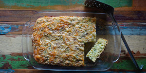 Beitragsbild des Blogbeitrags Polenta – Auflauf mit Lauch, Käse & Sesam