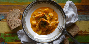Beitragsbild des Blogbeitrags Fischeintopf mit Kartoffeln, Gurke & Dille