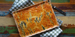 Beitragsbild des Blogbeitrags Spargel – Quiche mit Parmesan 