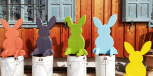 Beitragsbild des Blogbeitrags Bunte Osterhasen aus Holz selber bauen