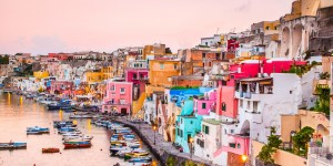 Beitragsbild des Blogbeitrags Kunterbuntes Procida // Entdeckt die charmante italienische Insel 