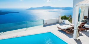 Beitragsbild des Blogbeitrags Airbnbs auf Santorin // 7 Exklusive Apartments mit Pool und Meerblick