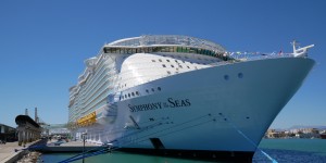 Beitragsbild des Blogbeitrags Symphony of the Seas // Unterwegs mit dem größten Kreuzfahrtschiff der Welt