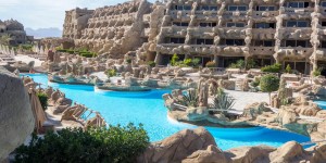 Beitragsbild des Blogbeitrags Hurghada im Höhlenhotel // 1 Woche im 4,5 Sterne Luxushotel mit All Inclusive, Flügen und Transfer // nur 402,-€ 
