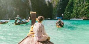 Beitragsbild des Blogbeitrags Korallensterben und Massentourismus // Thailands beliebt Maya Bay (The Beach) wird für Boote gesperrt