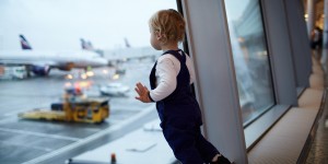 Beitragsbild des Blogbeitrags Reisen mit Kleinkind // Die besten Tipps gegen Kreischalarm und Extrakosten 