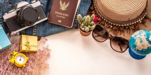 Beitragsbild des Blogbeitrags Geschenkideen für Reisejunkies // Über diese Geschenke freut sich jeder Weltenbummler