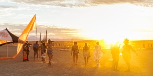 Beitragsbild des Blogbeitrags Legendäres Burning Man Festival // Fabelwesen und Traumwelten in der Wüste von Nevada 