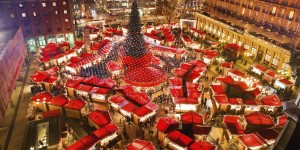 Beitragsbild des Blogbeitrags Verrückte Weihnachtsmärkte weltweit // In einer Grotte, unter Palmen oder am Polarkreis
