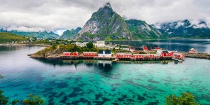 Beitragsbild des Blogbeitrags Malerische Lofoten // Wo schroffe Felswände aus dem Atlantik ragen