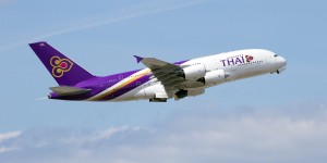 Beitragsbild des Blogbeitrags Unterwegs in der Economy Class von Thai Airways // Was euch auf einem Flug mit der preisgekrönten Airline erwartet