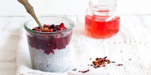Beitragsbild des Blogbeitrags Veganer Chia Pudding mit Beeren {low carb, glutenfrei} | Das perfekte Frühstück to go