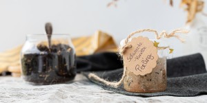 Beitragsbild des Blogbeitrags Schwarztee Vanille Peeling | DIY Geschenke aus der Küche