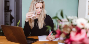 Beitragsbild des Blogbeitrags Fit im Homeoffice: 10 Tipps für Körper & Geist