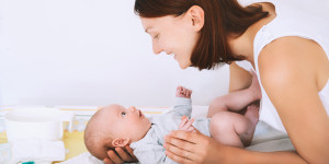 Beitragsbild des Blogbeitrags 5 Tipps zur Babypflege mit Hausmitteln & Naturkosmetik 