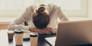 Beitragsbild des Blogbeitrags Warum bin ich ständig müde? Ursachen & Hausmittel gegen Müdigkeit