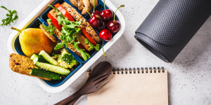Beitragsbild des Blogbeitrags Sporternährung: Was du vor, während & nach dem Sport essen solltest