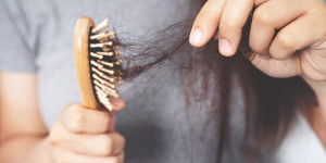 Beitragsbild des Blogbeitrags 10 effektive Tipps gegen Haarausfall, die du noch nicht kennst 