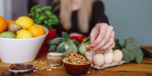 Beitragsbild des Blogbeitrags Bindegewebe stärken: 10 Tipps für straffe Haut
