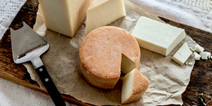 Beitragsbild des Blogbeitrags Käsesorten im Überblick und warum Bio Almkäse so besonders schmeckt