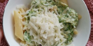Beitragsbild des Blogbeitrags Rezept – Nudeln mit Zucchinisauce 