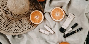 Beitragsbild des Blogbeitrags What’s in my beauty bag – Sommer Edition 