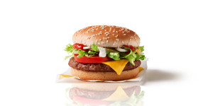 Beitragsbild des Blogbeitrags McPlant von McDonalds – Ge­mü­se­laib­chen-Fail oder Weg­be­rei­ter fleisch­lo­ser Zukunft? 