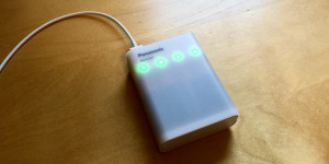 Beitragsbild des Blogbeitrags Test: Panasonic BQ-CC87 – Eneloop-USB-Lade­ge­rät & batterie­betriebene Powerbank in einem 