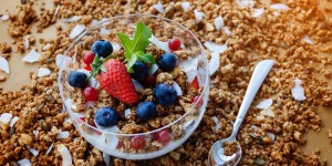Beitragsbild des Blogbeitrags Fruit and Muesli Smoothie Bowl Recipe 