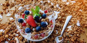 Beitragsbild des Blogbeitrags Fruit and Muesli Smoothie Bowl Recipe