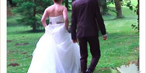 Beitragsbild des Blogbeitrags Warum ein Brautkleid mit Bustierschnitt einen gewissen Handgriff auslöst