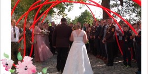 Beitragsbild des Blogbeitrags Der einsame Hochzeitsauszug - weshalb ich das Spalier in der Kirche vermisse