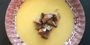 Beitragsbild des Blogbeitrags Gelbe Zucchinisuppe mit Schwarzbrotcroutons 