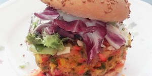 Beitragsbild des Blogbeitrags Veggie Burger mit Tomatensalsa