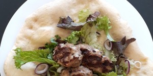 Beitragsbild des Blogbeitrags Sheftalia mit Pita Brot und Joghurt Dip 
