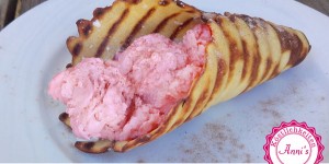 Beitragsbild des Blogbeitrags Kirscheis in selbstgemachter Waffel